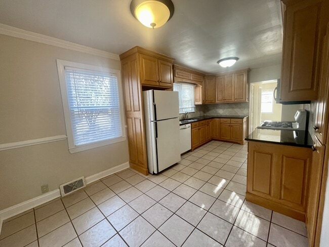 Building Photo - 2421 Old Forest Rd