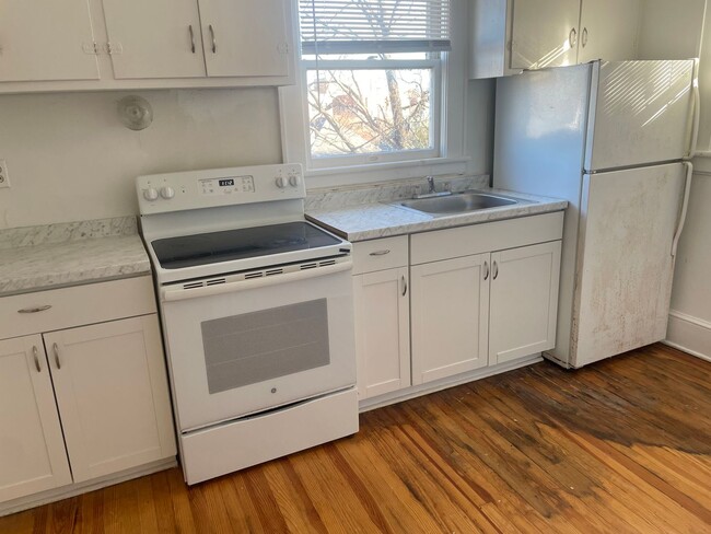 Building Photo - 615 Day Ave SW