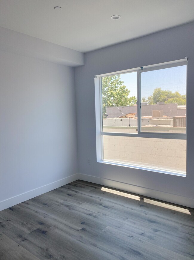 Building Photo - Tujunga55