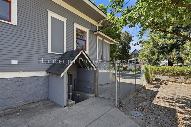 Building Photo - 1128 W Spofford Ave