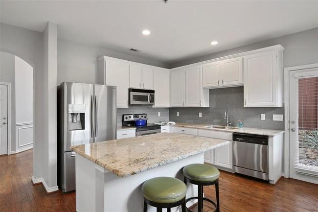 Building Photo - 604 Mozart Way