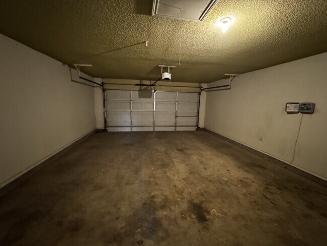 Building Photo - Beautiful Duplex with a Basement!