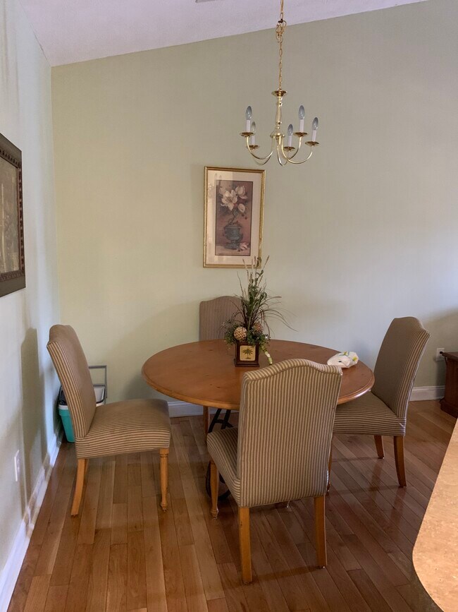 Dinning table - 100 Fountain Pointe Ln