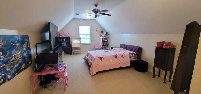 Building Photo - 4 Bedroom, 3 Full Bath with Bonus Home Boasting 2000+ Sq Ft
