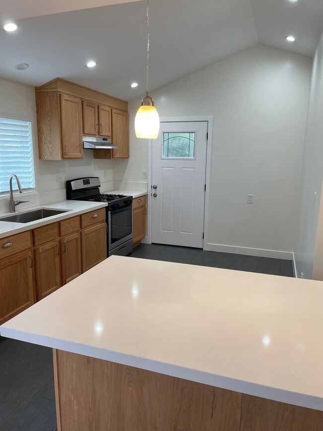 Building Photo - 1 Bed 1 Bath with In Unit Laundry and AC Available in PRIME Echo Park!