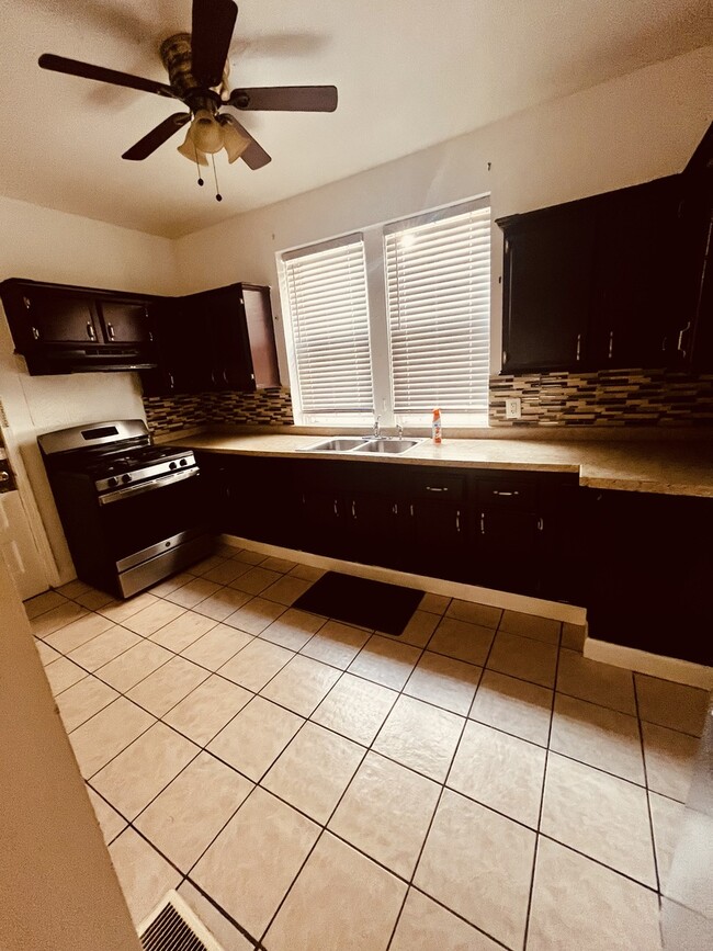 Building Photo - 8236 S Sangamon St