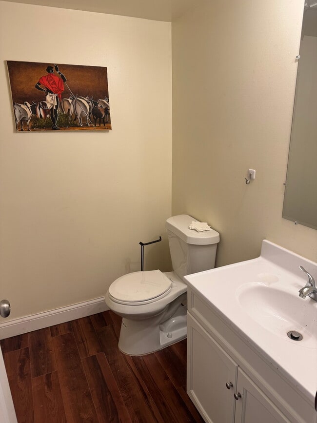 Building Photo - 647 York Ave