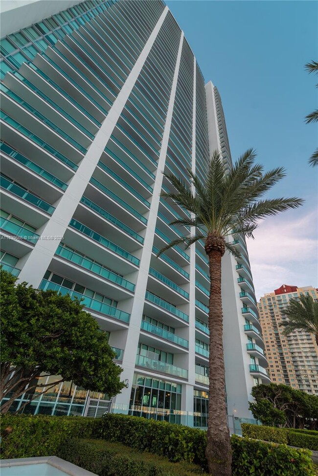 Building Photo - 1331 Brickell Bay Dr