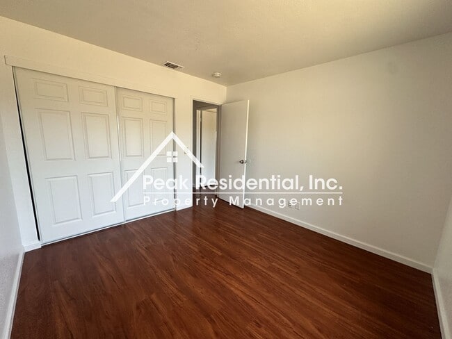 Building Photo - Spacious 3bd/2ba House with 2 Car Garage