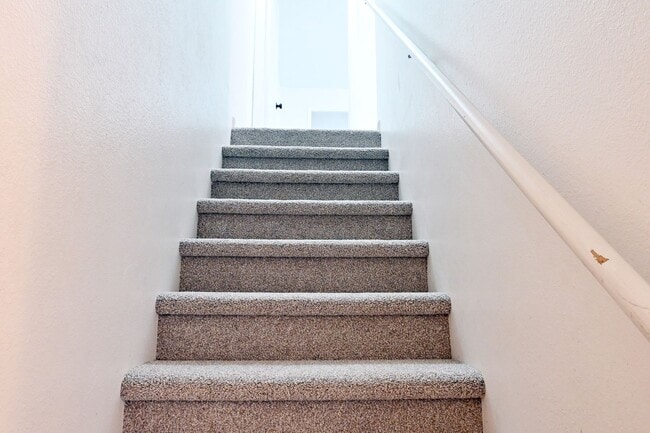 Building Photo - 2 bed 1 Bath townhouse