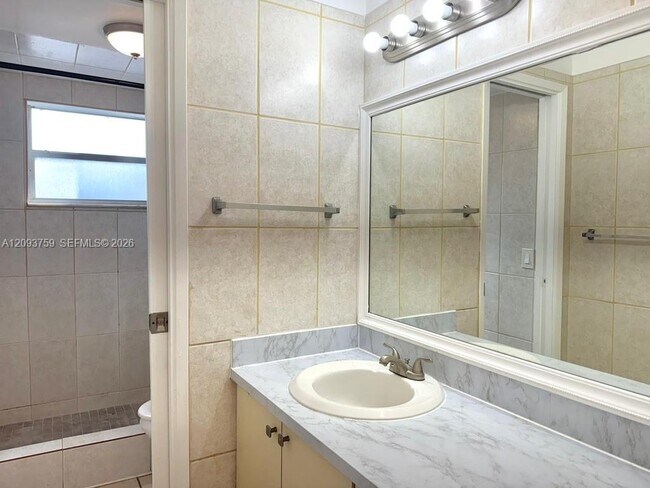 Building Photo - 305 W 68th St