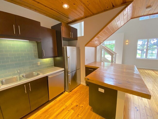 Building Photo - Stunning and Unique Luxury Town Home for R...