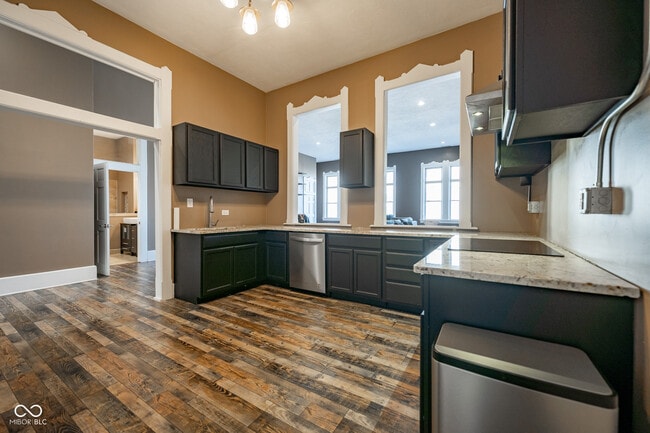 Building Photo - 12 E Washington St