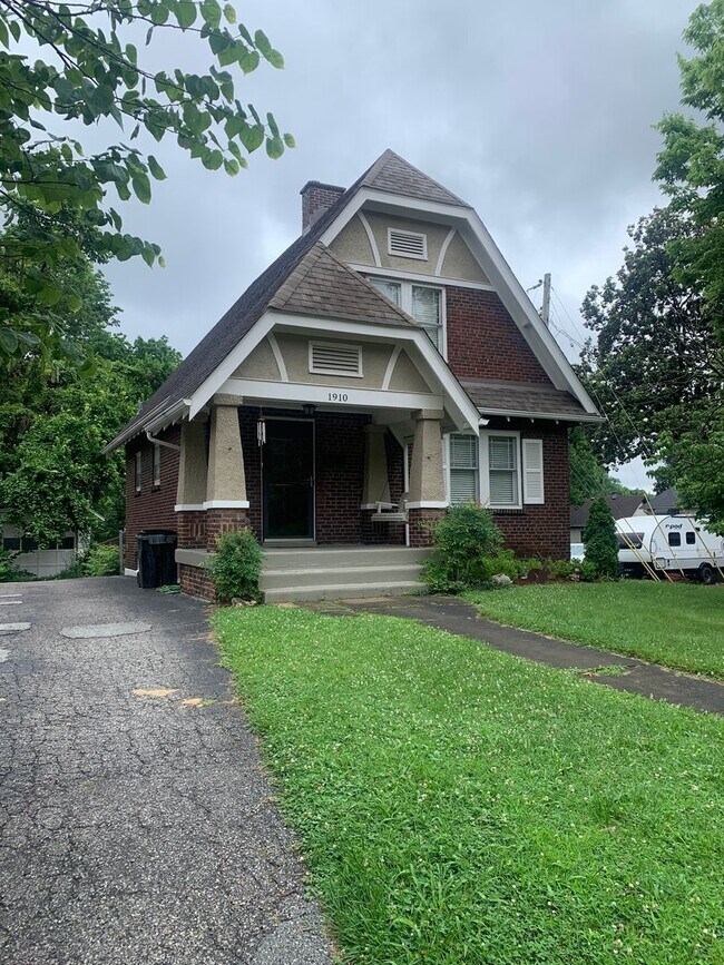 Primary Photo - Highlands 2 bedroom 1 bath