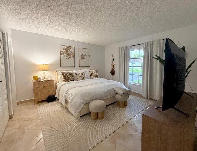 Building Photo - 15860 Laurel Oak Cir
