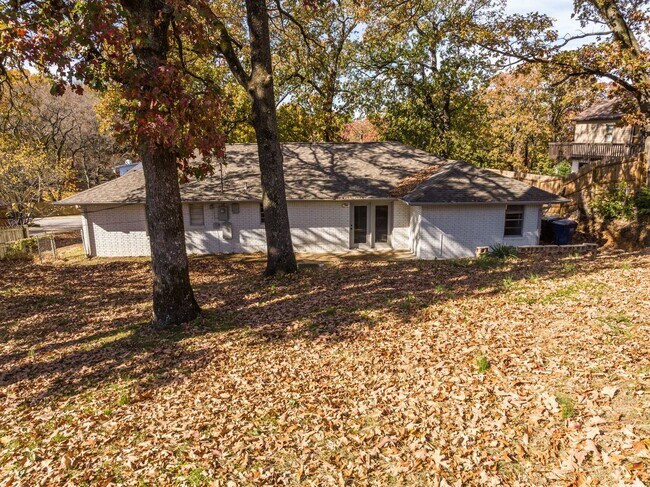 Building Photo - Freshly Updated 3 Bedroom House