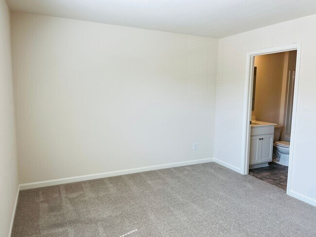 Building Photo - WOW! 5 bedrooms, 4.5 baths with a guest be...
