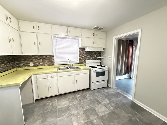 Building Photo - 2825 Amherst Rd