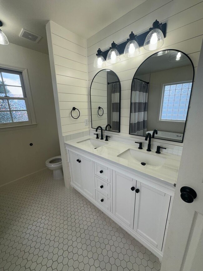 Building Photo - Don't miss this beautiful 3-bedroom, 2.5-bath home with a bonus room in the highly sought-after J...
