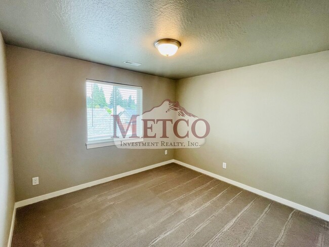 Building Photo - Beautiful Coburg 3 Bed / 2.5 Bath Crafstma...