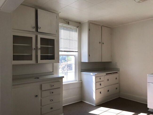 Building Photo - 3 Bedroom, 1 Bathroom Home in Sunnyland! Lawncare included with ample parking