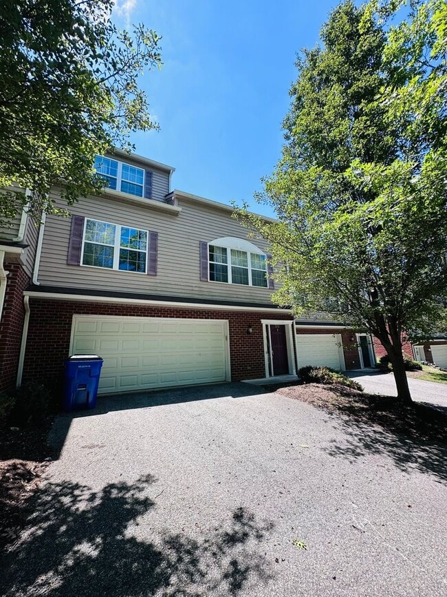 Building Photo - 3 Bedroom 2.5 Half Bath Townhouse with 2 Car Garage
