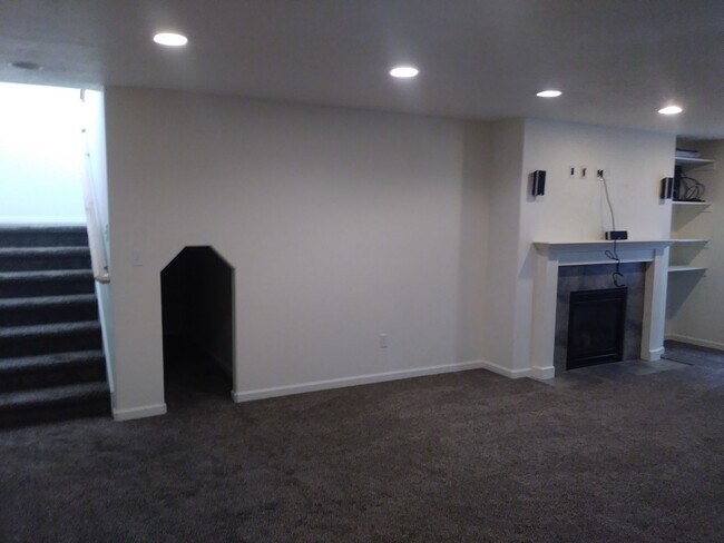 Building Photo - Gorgeous 5 Bedroom 3 Bathroom home in Lehi