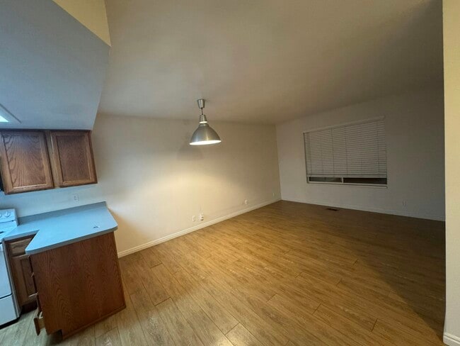 Building Photo - 41 400 S