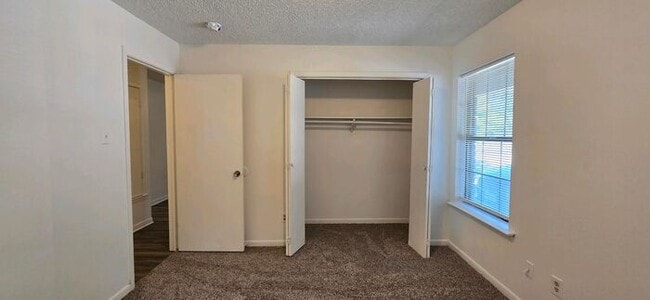 Building Photo - 2 Bedroom 1 Bath Close to Everything! Long...