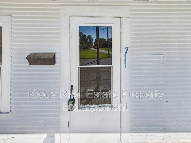 Building Photo - 711 E Lessley St