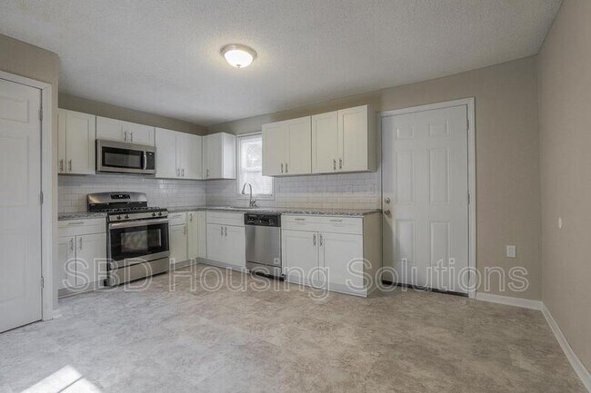 Building Photo - 17250 Montgall Dr