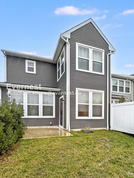 Building Photo - 830 S Greenway Dr