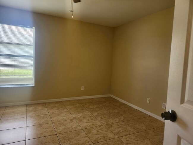 Building Photo - 3 bedroom 2 bath 1 car garage duplex