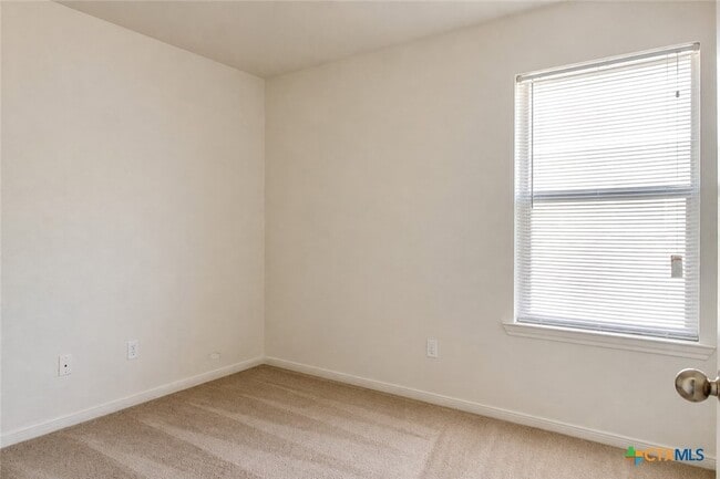 Building Photo - 102 E Robin Ln