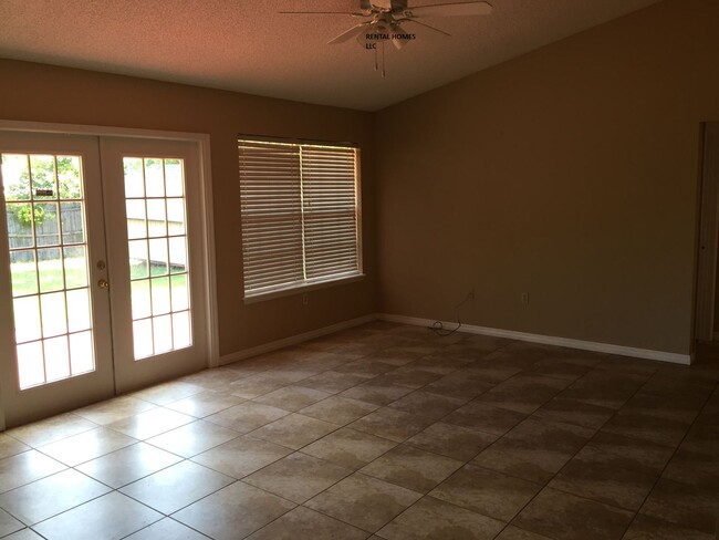 Building Photo - Four Bedroom Home Located in Deltona