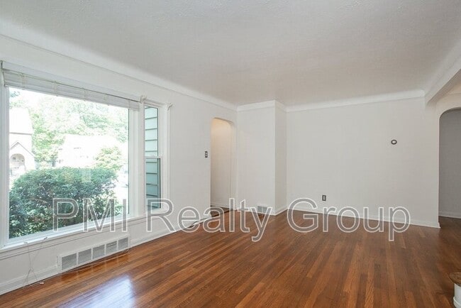 Building Photo - 1547 Sherbrook Rd