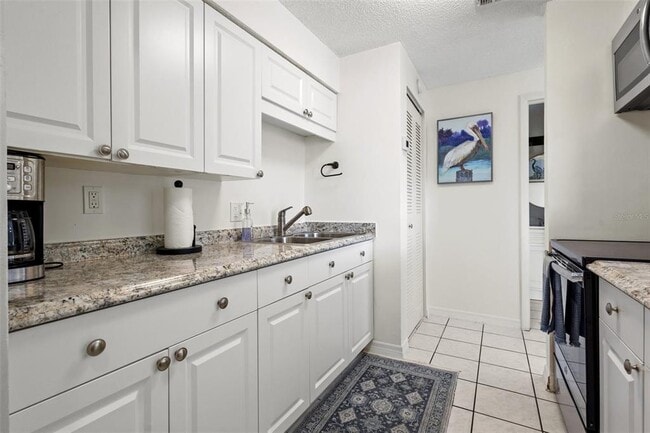 Building Photo - 4215 E Bay Dr