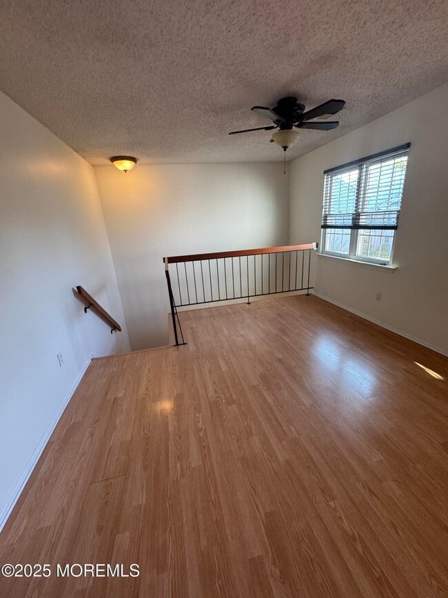 Building Photo - 320 Tulip Ln