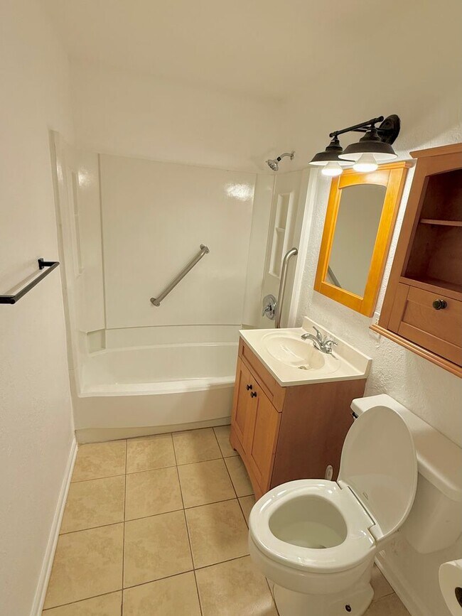 Building Photo - Now available! Charming 2 bed / 1 bath condo in a prime Tallahassee location.