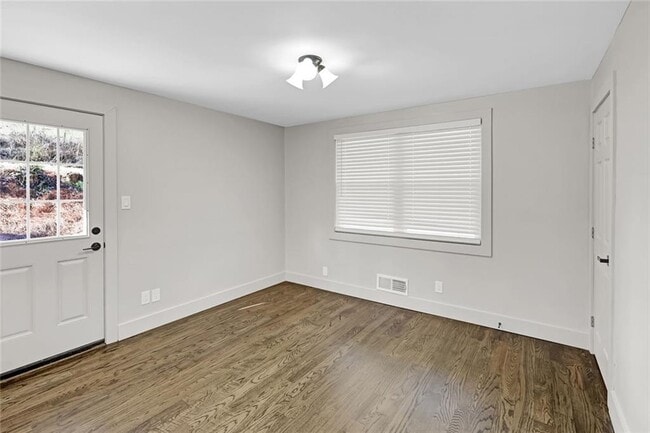 Building Photo - 1887 Shalimar Dr NE