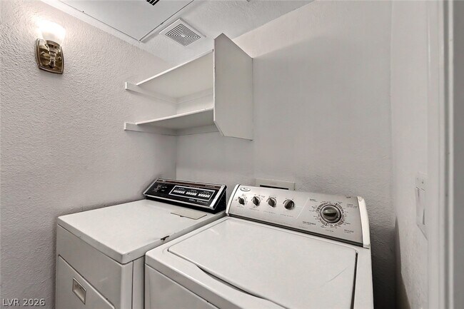 Building Photo - 700 Capri Dr