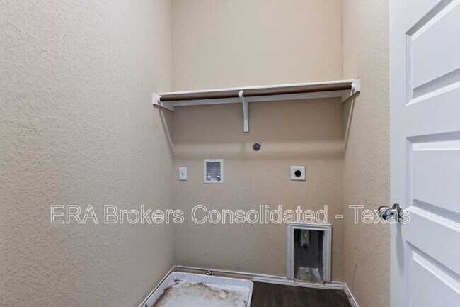 Building Photo - 10610 Grn Lk Dr