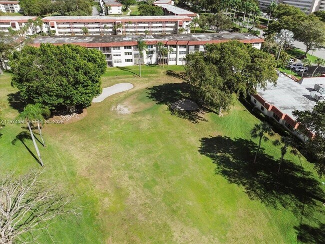 Building Photo - 811 S Hollybrook Dr