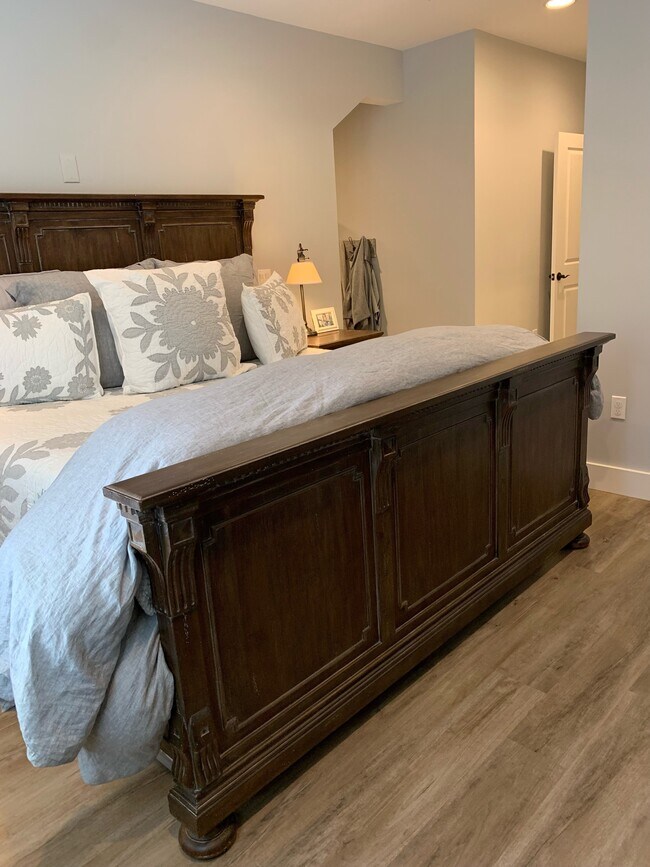 Master Bedroom - 16524 Boones Ferry Rd