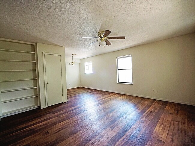 Building Photo - 2 Bedroom, 1.5 Bath Apartment In Lockhart
