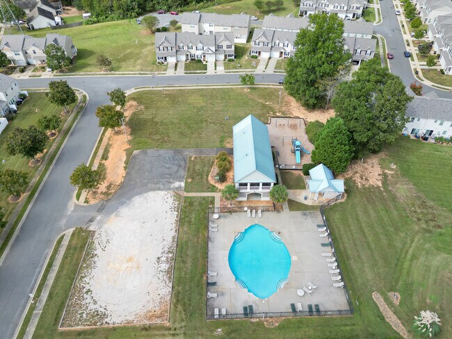 Building Photo - 558 Calen Ln
