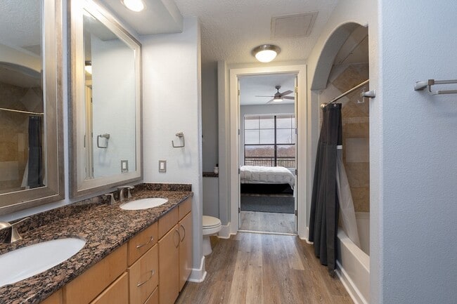 Building Photo - 2600 Hillsboro Pike