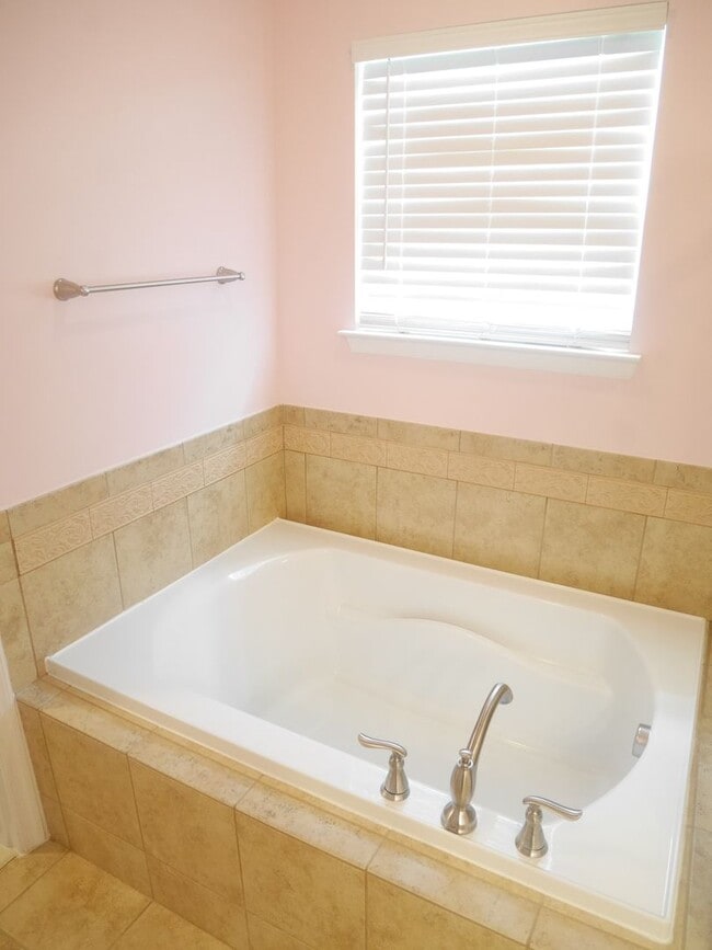 Building Photo - Elegant 4-Bedroom Single-Family Home with ...