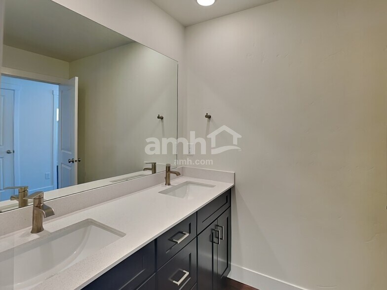 Building Photo - 871 N Rivermist Pl