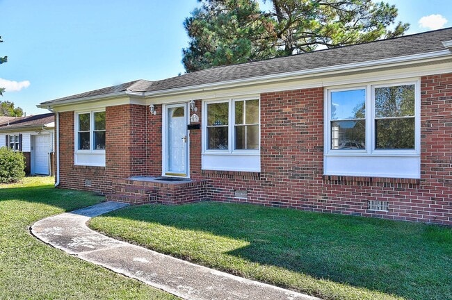 Building Photo - 3 BDRM / 2.5 BATH with FENCED BACKYARD - WINDSOR WOODS!